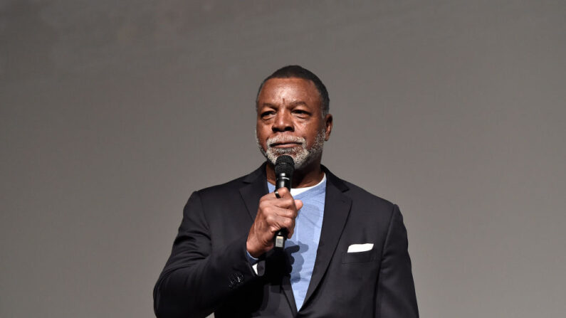 El moderador Carl Weathers habla en el escenario durante el evento The Mandalorian FYC en el DGA Theater Complex de Hollywood, California, el 11 de junio de 2023. (Alberto E. Rodriguez/Getty Images para Disney)