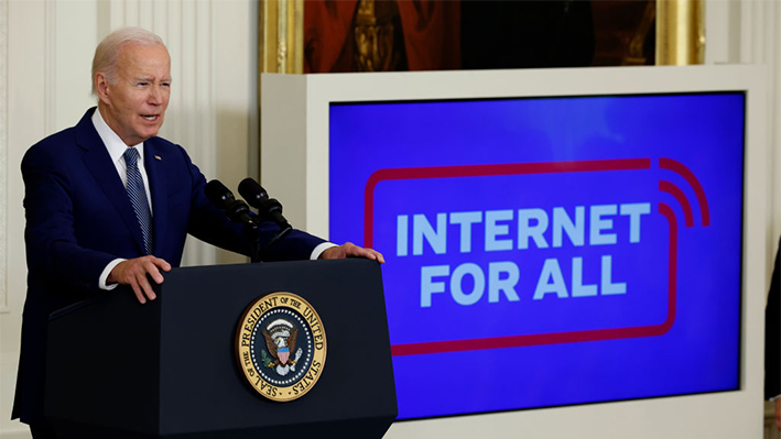 El presidente de Estados Unidos, Joe Biden, habla mientras anuncia una inversión de 42,000 millones de dólares en infraestructuras de Internet de alta velocidad durante un acto en la Sala Este de la Casa Blanca el 26 de junio de 2023 en Washington, DC.(Chip Somodevilla/Getty Images)