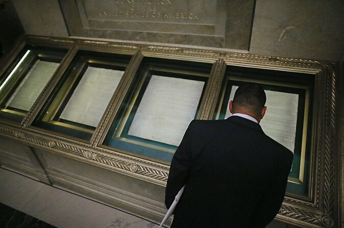 Una persona mira la Constitución de Estados Unidos después de una ceremonia en los Archivos Nacionales 17 de septiembre 2012 en Washington, DC. (Chip Somodevilla/Getty Images)
