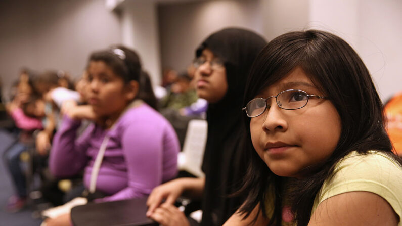 Niños de los distritos de Brooklyn y Queens participan en un taller de inmigración en el Museo de la Tolerancia el 6 de mayo de 2013 en la ciudad de Nueva York. En el evento participaron unos ochenta alumnos de 2º y 3º de primaria, muchos de los cuales son inmigrantes o hijos de inmigrantes. (John Moore/Getty Images)