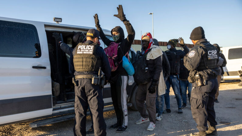 Un agente del Servicio de Aduanas y Protección de Fronteras de Estados Unidos registra a inmigrantes antes de transportarlos desde la frontera entre Estados Unidos y México, el 08 de diciembre de 2023 en Lukeville, Arizona. (John Moore/Getty Images)