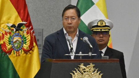 Presidente boliviano promulga ley para comicios judiciales tras duros bloqueos en el país