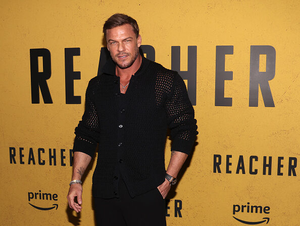 Alan Ritchson asiste a la proyección especial en Los Ángeles de la segunda temporada de la serie "Reacher" de Prime Video en el Culver Theatre de Culver City, California, el 13 de diciembre de 2023. (David Livingston/Getty Images)