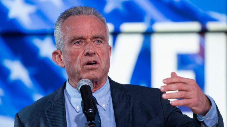 El candidato presidencial independiente Robert F. Kennedy Jr. habla durante un mitin de campaña en el Legends Event Center el 20 de diciembre de 2023 en Phoenix, Arizona. (Foto de Rebecca Noble/Getty Images)