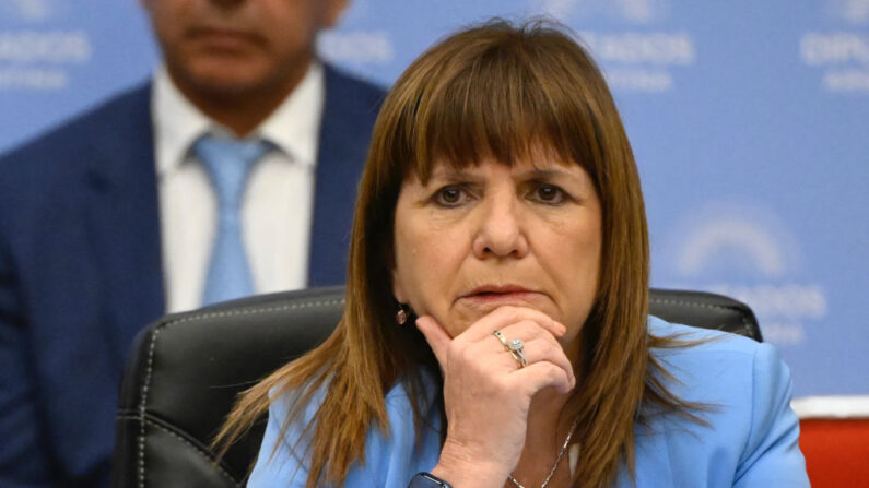 La ministra de Seguridad argentina, Patricia Bullrich, foto tomada el 10 de enero de 2024 en el anexo del Congreso Nacional en Buenos Aires (Argentina). (Luis Robayo/AFP vía Getty Images)