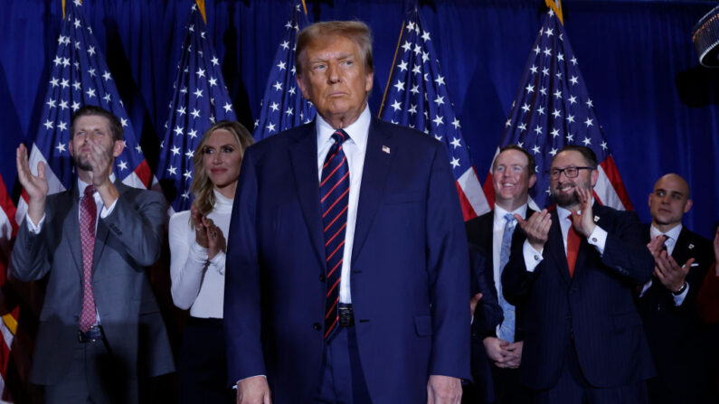 El candidato presidencial republicano y expresidente de Estados Unidos Donald Trump sube al escenario con simpatizantes, personal de campaña y familiares para una fiesta de la noche de las primarias en el Sheraton en Nashua, New Hampshire, el 23 de enero de 2024. (Chip Somodevilla/Getty Images)
