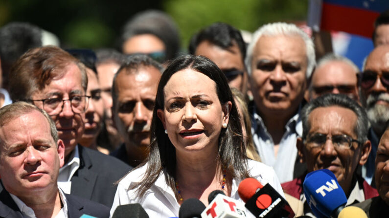 La líder opositora venezolana, María Corina Machado, habla durante una rueda de prensa frente a la sede de su partido en Caracas (Venezuela) el 29 de enero de 2024. (Federico Parra/AFP vía Getty Images)