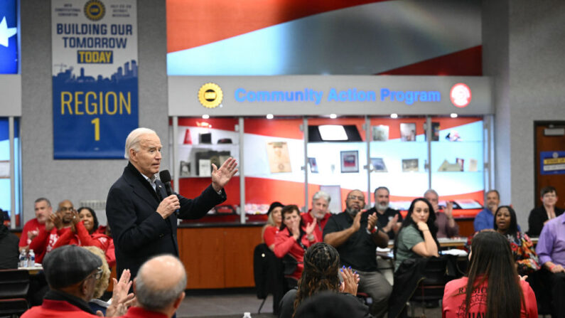 El presidente de Estados Unidos, Joe Biden, habla durante una visita a un banco telefónico de United Auto Workers (UAW) en el área metropolitana de Detroit, Michigan, el 1 de febrero de 2024.(MANDEL NGAN/AFP vía Getty Images)