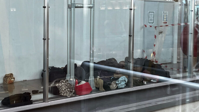 Migrantes duermen en la zona de tránsito de la terminal del aeropuerto de Madrid Barajas (España) el 1 de febrero de 2024. (STR/AFP vía Getty Images)