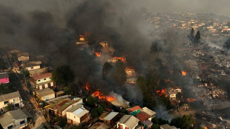 Vista aérea del incendio forestal que afecta a los cerros de la ciudad de Viña del Mar en el sector de Las Pataguas, Chile, tomada el 3 de febrero de 2024. (Javier Torres/AFP vía Getty Images)