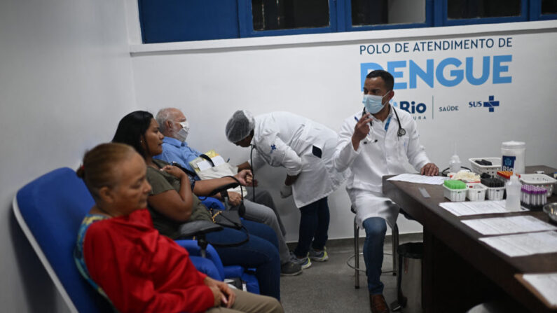 Pacientes reciben atención médica dentro de un servicio de salud dedicado a tratar pacientes con síntomas de dengue en el Hospital Municipal Raphael de Paula Souza en Río de Janeiro, Brasil, el 5 de febrero de 2024. (Mauro Pimentel/AFP vía Getty Images)