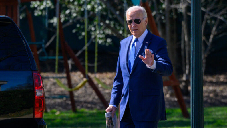 El presidente de Estados Unidos, Joe Biden, saluda mientras camina hacia el Marine One en el jardín sur de la Casa Blanca en Washington, DC, el 7 de febrero de 2024 de camino a la Base Conjunta Andrews. Biden se dirige a Nueva York para participar en recepciones de campaña. (MANDEL NGAN/AFP vía Getty Images)