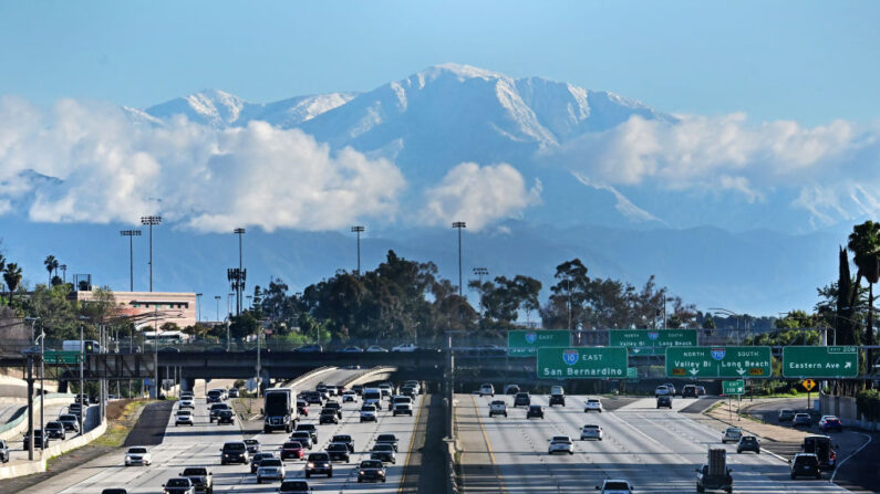 Las nubes se ciernen alrededor de las montañas nevadas de San Bernardino y los viajeros conducen hacia el este y el oeste a lo largo de una autopista de Los Ángeles el 7 de febrero de 2024. (FREDERIC J. BROWN/AFP vía Getty Images)