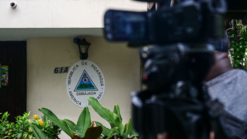 Periodistas permanecen frente a la embajada de Nicaragua en Ciudad de Panamá (Panamá), el 7 de febrero de 2024. (Martin Bernetti/AFP vía Getty Images)