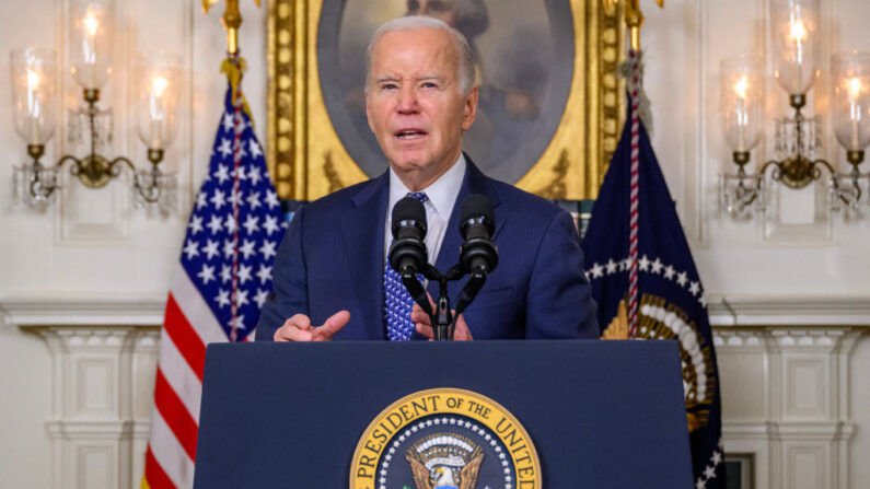 El presidente de EE.UU. Joe Biden da un discurso en la Sala de Recepciones Diplomáticas de la Casa Blanca el 8 de febrero de 2024. (Mandel Ngan/AFP vía Getty Images)