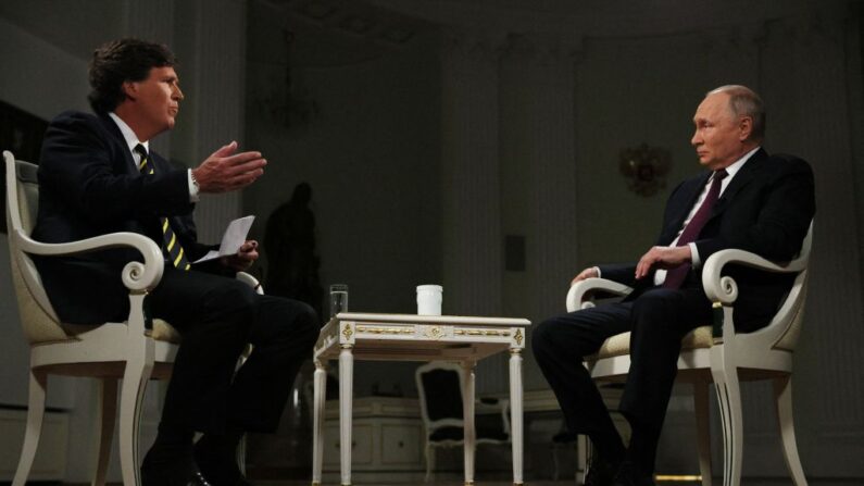 En esta fotografía distribuida por la agencia estatal rusa Sputnik, el presidente de Rusia, Vladímir Putin, concede una entrevista al presentador estadounidense Tucker Carlson en el Kremlin, en Moscú, el 6 de febrero de 2024. (Gvriil Grigorov/Pool/AFP vía Getty Images)