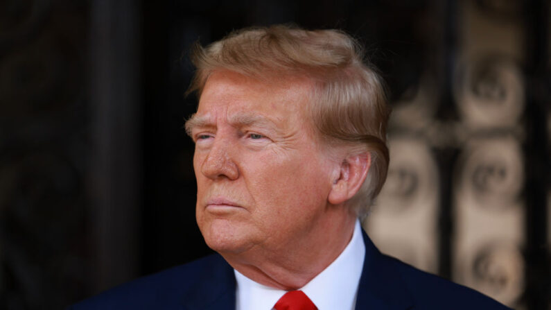 El expresidente Donald Trump habla durante una rueda de prensa celebrada en Mar-a-Lago en Palm Beach, Florida, el 8 de febrero de 2024. (Joe Raedle/Getty Images)