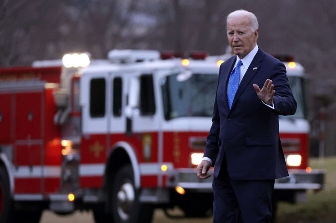 El presidente de Estados Unidos, Joe Biden, camina hacia el Marine One antes de una salida en el South Lawn el 9 de febrero de 2024 en Washington, DC. (Alex Wong/Getty Images)