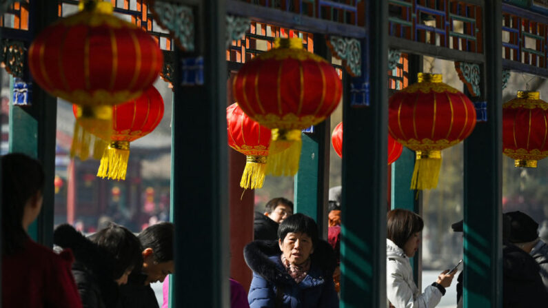 La gente descansa bajo linternas decorativas en la feria de un templo en el cuarto día del Año Nuevo Lunar del Dragón en Beijing (China) el 13 de febrero de 2024. (Greg Baker/AFP vía Getty Images)