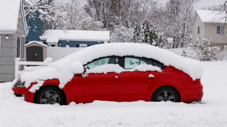 Un coche cubierto por la nieve en Tappan, Nueva York, el 13 de febrero de 2024. (Kena Betancur/AFP vía Getty Images)