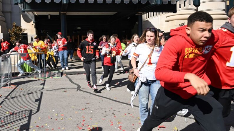 La gente huye tras la detonación de disparos cerca del desfile de la victoria del Super Bowl LVIII de los Kansas City Chiefs, el 14 de febrero de 2024, en Kansas City, Missouri. Un tiroteo en un desfile lleno de gente el miércoles para celebrar la victoria de los Kansas City Chiefs en el Super Bowl mató a una persona e hirió a otras nueve, dijo el departamento de bomberos de la ciudad. (ANDREW CABALLERO-REYNOLDS/AFP via Getty Images)