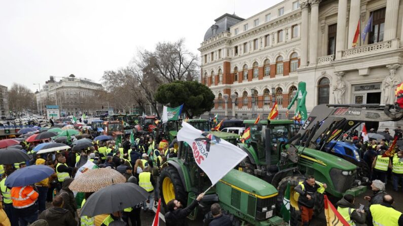 Tractores bloquean una calle frente al Ministerio de Agricultura durante una protesta de agricultores por sus condiciones y la política agrícola europea, en Madrid (España) el 15 de febrero de 2024. (Oscar Del Pozo/AFP vía Getty Images)