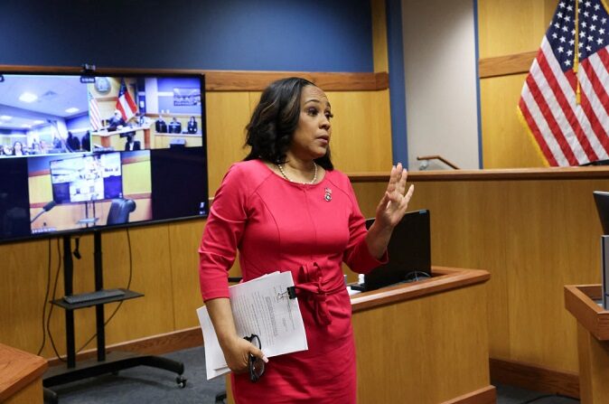 La abogada Fani Willis habla durante una audiencia sobre acusaciones de "mala conducta" en su contra en la Corte del Condado de Fulton en Atlanta, Georgia, el 15 de febrero de 2024. (ALYSSA POINTER/POOL/AFP vía Getty Images)