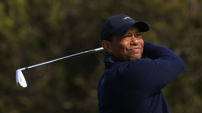 Tiger Woods de los Estados Unidos en el cuarto hoyo durante la segunda ronda del Genesis Invitational en el Riviera Country Club el 16 de febrero de 2024 en Pacific Palisades, California. (Sean M. Haffey/Getty Images)