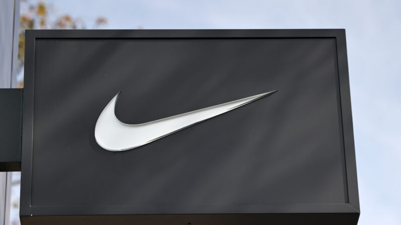 El logo de Nike se muestra en una tienda Nike Well Collective en Glendale, California.  16 de febrero de 2024 (Foto de Mario Tama/Getty Images)
