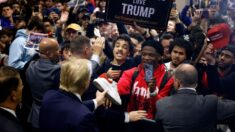 Coleccionistas de tenis de «Sneaker Con» adoran a Trump en Filadelfia