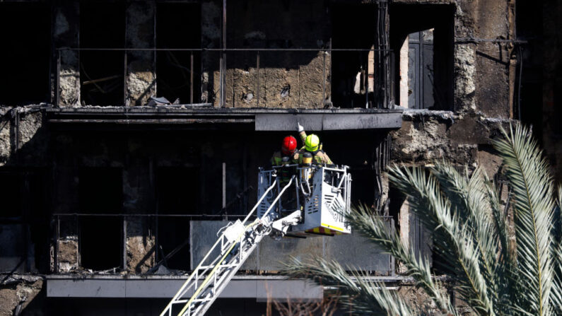 Los bomberos inspeccionan las secuelas de un enorme incendio que este jueves arrasó un bloque de viviendas de varias plantas matando al menos a diez personas, en Valencia (España) el 23 de febrero de 2024. (Jose Jordan/AFP vía Getty Images)