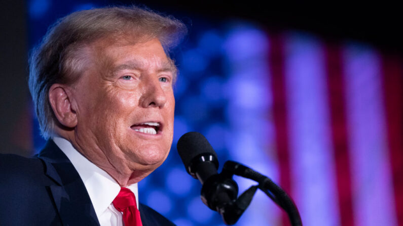 El expresidente de Estados Unidos Donald Trump habla durante la Gala de la Federación de Conservadores Negros en Columbia, Carolina del Sur, el 23 de febrero de 2024. (Sean Rayford/Getty Images)