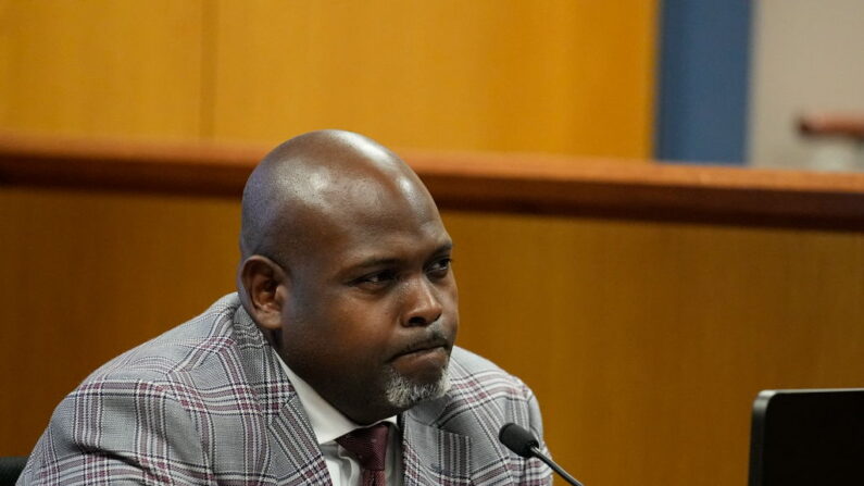 El testigo y abogado Terrence Bradley declara durante una audiencia en el caso del Estado de Georgia contra Donald John Trump en el Tribunal del Condado de Fulton en Atlanta el 27 de febrero de 2024. (Brynn Anderson/Pool vía Getty Images)