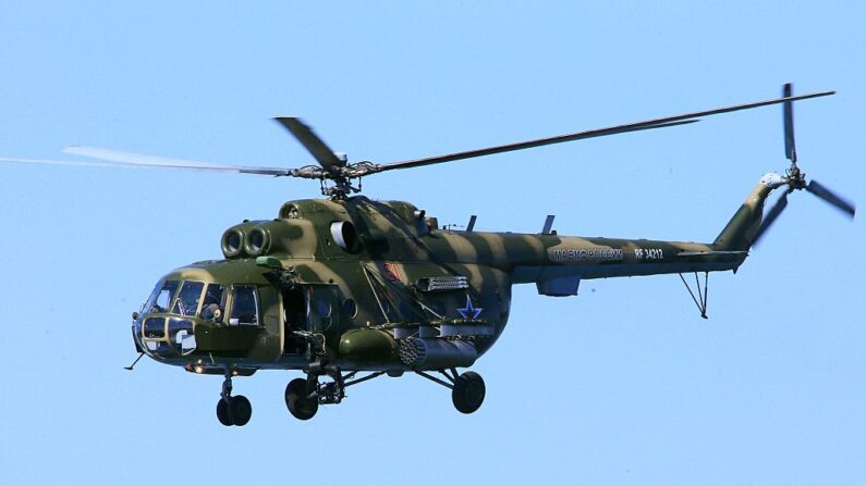 En esta imagen, un helicóptero Mil Mi-8 Hip durante un ensayo del desfile militar en Baltiysk, Rusia. (RIA Novosti vía Getty Images)