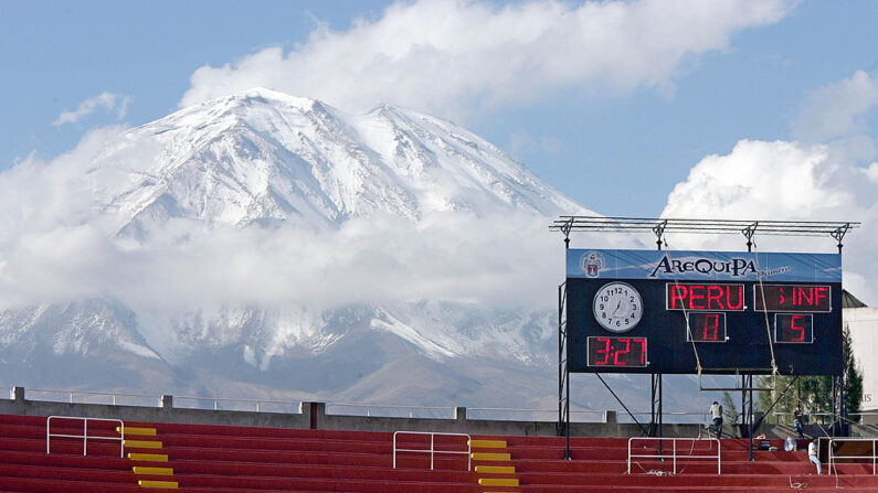 Se ve el volcán Misti en el fondo, foto tomada el 05 julio, 2004 en Arequipa, sur de Perú. (Antonio Scorza/AFP vía Getty Images)