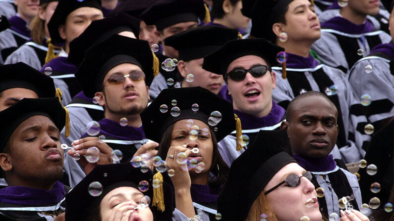 Estudiantes graduados hacen burbujas durante el discurso de graduación el 16 de mayo de 2001 en la Universidad de Columbia en la ciudad de Nueva York. Columbia, uno de los institutos de educación superior más antiguos de Estados Unidos, graduó a 9.300 estudiantes en su 247ª ceremonia de graduación. (Spencer Platt/Getty Images)