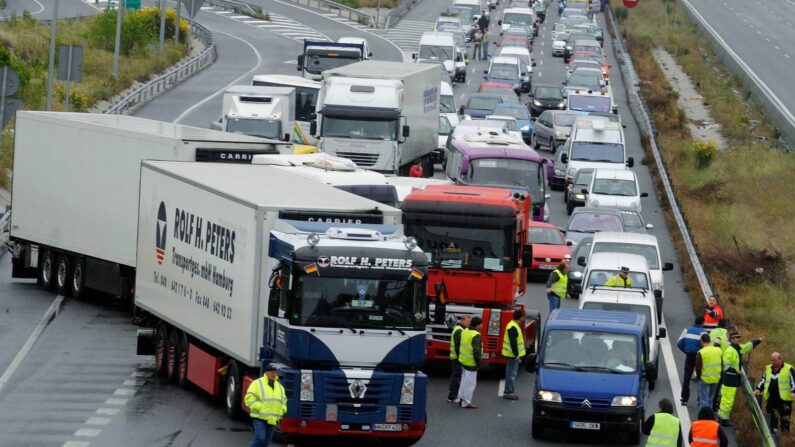 MADRID, ESPAÑA - 09 DE JUNIO: Los camiones se mueven para bloquear la carretera de circunvalación M-40 en la capital española durante una huelga nacional de transporte el 9 de junio de 2008 en Madrid, España. Los transportistas españoles se han unido a pescadores y agricultores para protestar por los altos precios del combustible. (Foto de Denis Doyle/Getty Images)
Now

