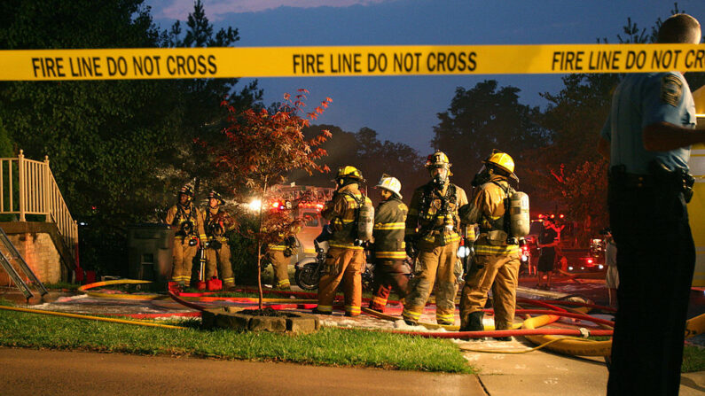 Imagen de archivo de grupo de bomberos en el lugar del incendio de una casa. (Karen Bleier/AFP vía Getty Images)