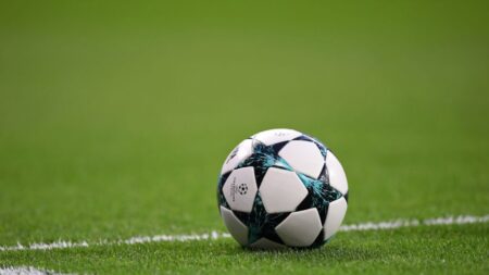 El fútbol introducirá tarjetas azules para expulsar por diez minutos a infractores