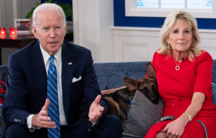 El presidente Joe Biden y la primera dama Jill Biden con su nuevo perro, Commander, en la Casa Blanca en Washington el 25 de diciembre de 2021. (SAUL LOEB/AFP vía Getty Images)