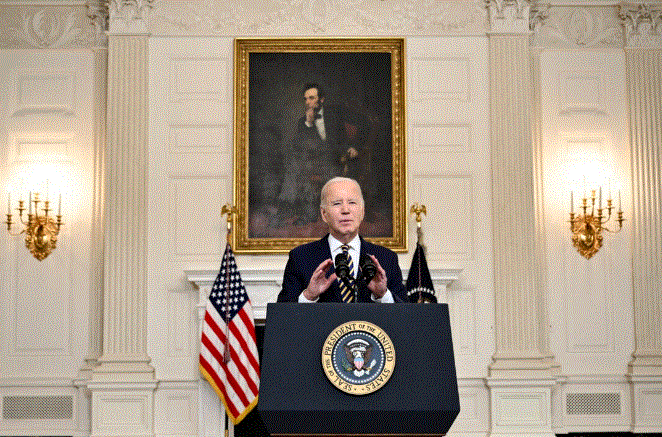 El presidente de Estados Unidos, Joe Biden, habla en el Comedor de Estado de la Casa Blanca en Washington el 6 de febrero de 2024. (Mandel Ngan/AFP/Getty Images)