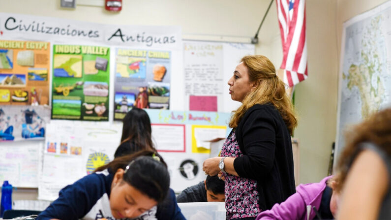 La instructora Blanca Claudio imparte una lección de historia en español en una clase de la academia dual de idiomas en el instituto Franklin de Los Ángeles el 25 de mayo de 2017. (Robyn Beck/AFP vía Getty Images)
