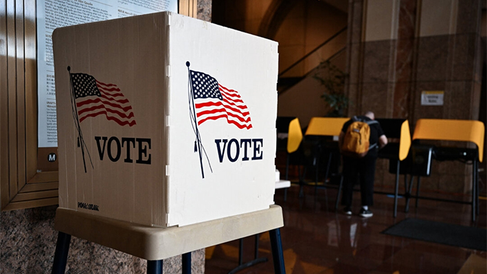 Un votante prepara su boleta en un colegio electoral durante la votación anticipada en Los Ángeles el 1 de noviembre de 2022. (Robyn Beck/AFP vía Getty Images)