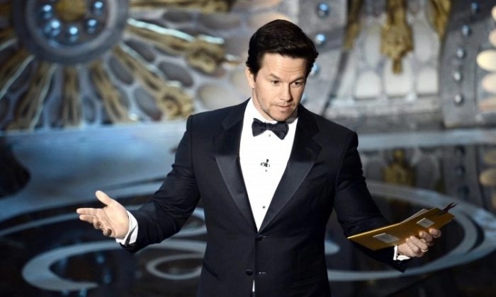 El actor Mark Wahlberg presenta en el escenario durante los Premios Óscar celebrados en el Teatro Dolby en Hollywood, California, el 24 de febrero de 2013. (Kevin Winter/Getty Images)