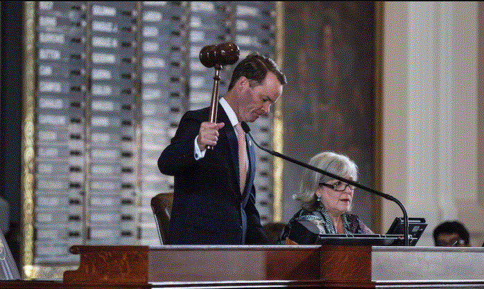 El presidente de la Cámara de Representantes de Texas, Dade Phelan, da el golpe de martillo en una sesión especial en Austin, Texas, en julio de 2021. (Tamir Kalifa/Getty Images)