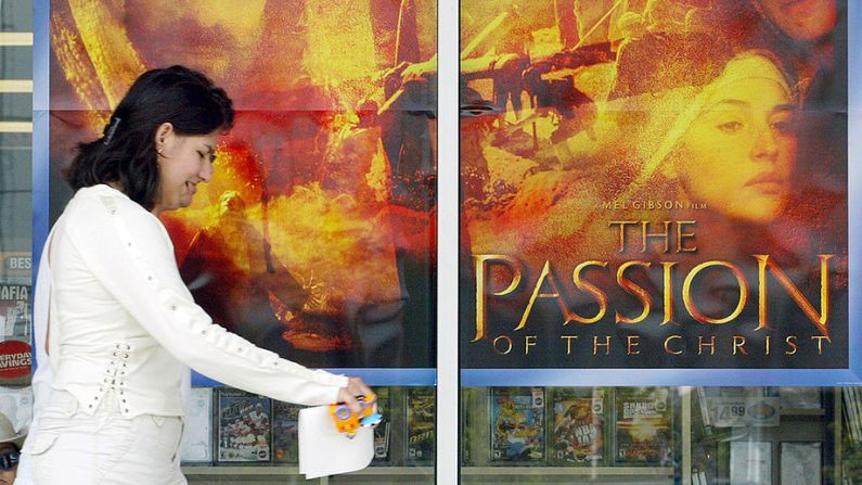 Una mujer pasa por un escaparate de un videoclub con un cartel de la película de Mel Gibson "La Pasión de Cristo" en una tienda de alquiler de películas el 1 de septiembre de 2004 en Niles, Illinois. (Tim Boyle/Getty Images)