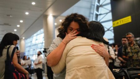 Floridana se reúne con su familia biológica tras  descubrir que fue adoptada ilegalmente en Chile