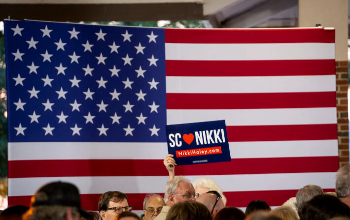 Seguidores de la candidata presidencial republicana y exembajadora ante la ONU Nikki Haley asisten a un acto de campaña en la Universidad de Clemson, en Clemson, Carolina del Sur, el 20 de febrero de 2024. (Madalina Vasiliu/The Epoch Times)