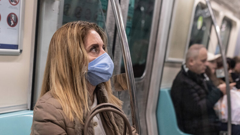 Mujer en el metro usando una mascarilla médica para protección. Estambul 27 de enero de 2024  (Foto de Ilker Eray / Middle East Images / Middle East Images via AFP) (Foto de ILKER ERAY / Middle East Images / AFP via Getty Images)
