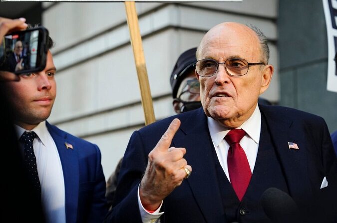 Rudy Giuliani, exabogado del expresidente Donald J. Trump, abandona la Corte de Distrito de EE.UU. E. Barrett Prettyman tras la deliberación del jurado en Washington el 15 de diciembre de 2023. (Madalina Vasiliu/The Epoch Times)